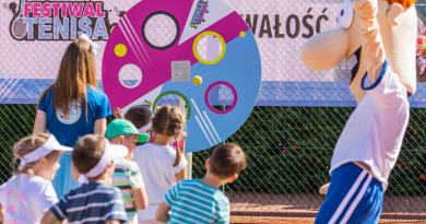 dzieci na boisku uczestniczące zabawach zorganizowanych w ramach Festiwalu Tenisa