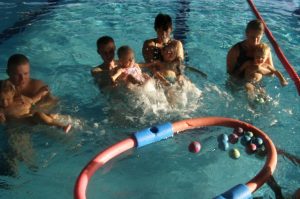 dzieci uczą się pływać