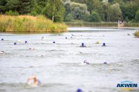zawodnicy Triathlon pływają w wodzie