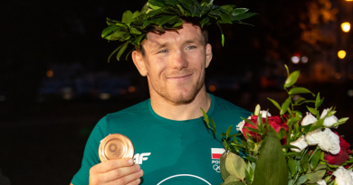 Tadeusz Michali z brązowym medalem z Tokio w dłoni.