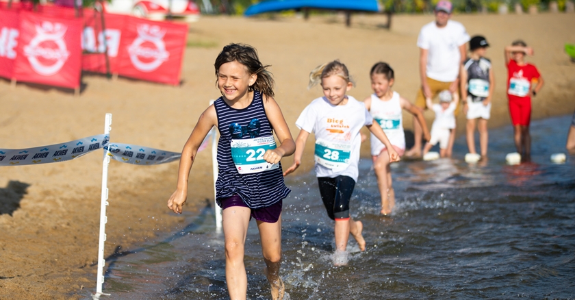 dzieci biegają po wodzie