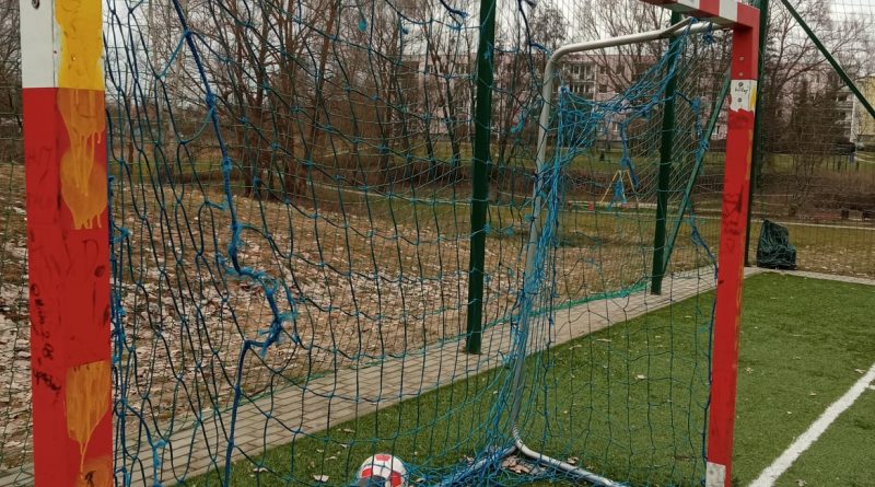 Zniszczenia na boisku na osiedlu Karolin w Koziegłowach.
