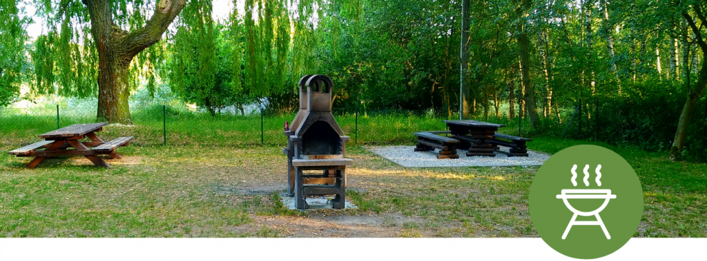 grillownik, stoły i ławki drewniane na polu grillowym w Owińskach