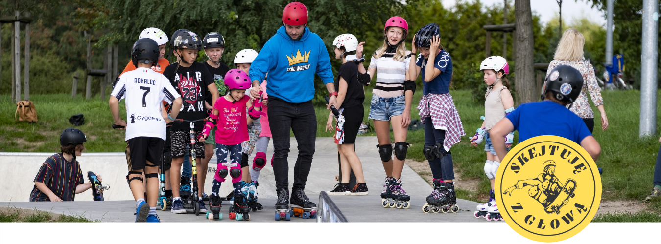 grupa dzieci i młodziezy na rolkach na skateparku w Koziegłowach