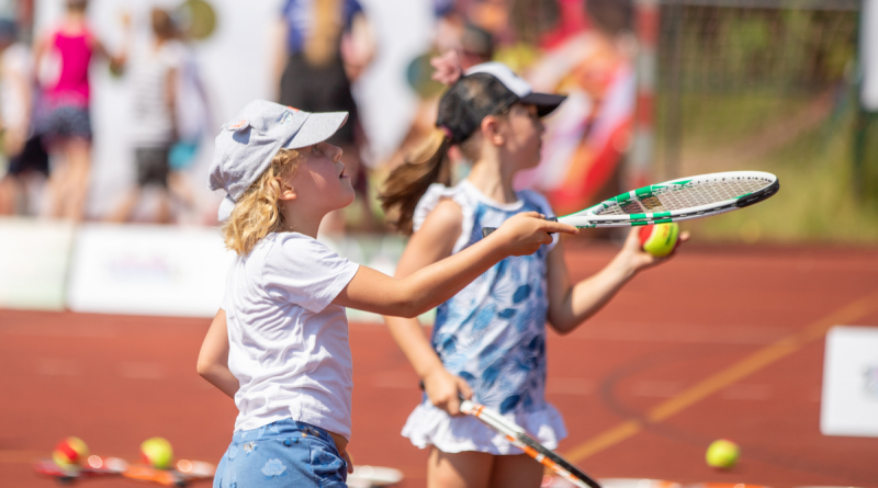 dwie dziewczynki z rakietami tenisowymi