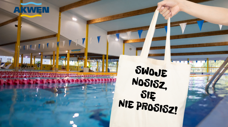 torba ze zwycięski hasłem: "swoje nosisz, się nie prosisz" na tle basenu