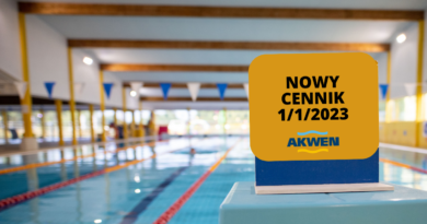 basen pływacki na drugim planie, na pierwszym tabliczka z napisem: nowy cennik 1 stycznia 2023 r i logo AKWEN