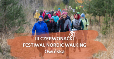 III Czerwonacki Festiwal Nordic Walking, zdjęcie przedstawiające grupę osób maszerujących z kijkami