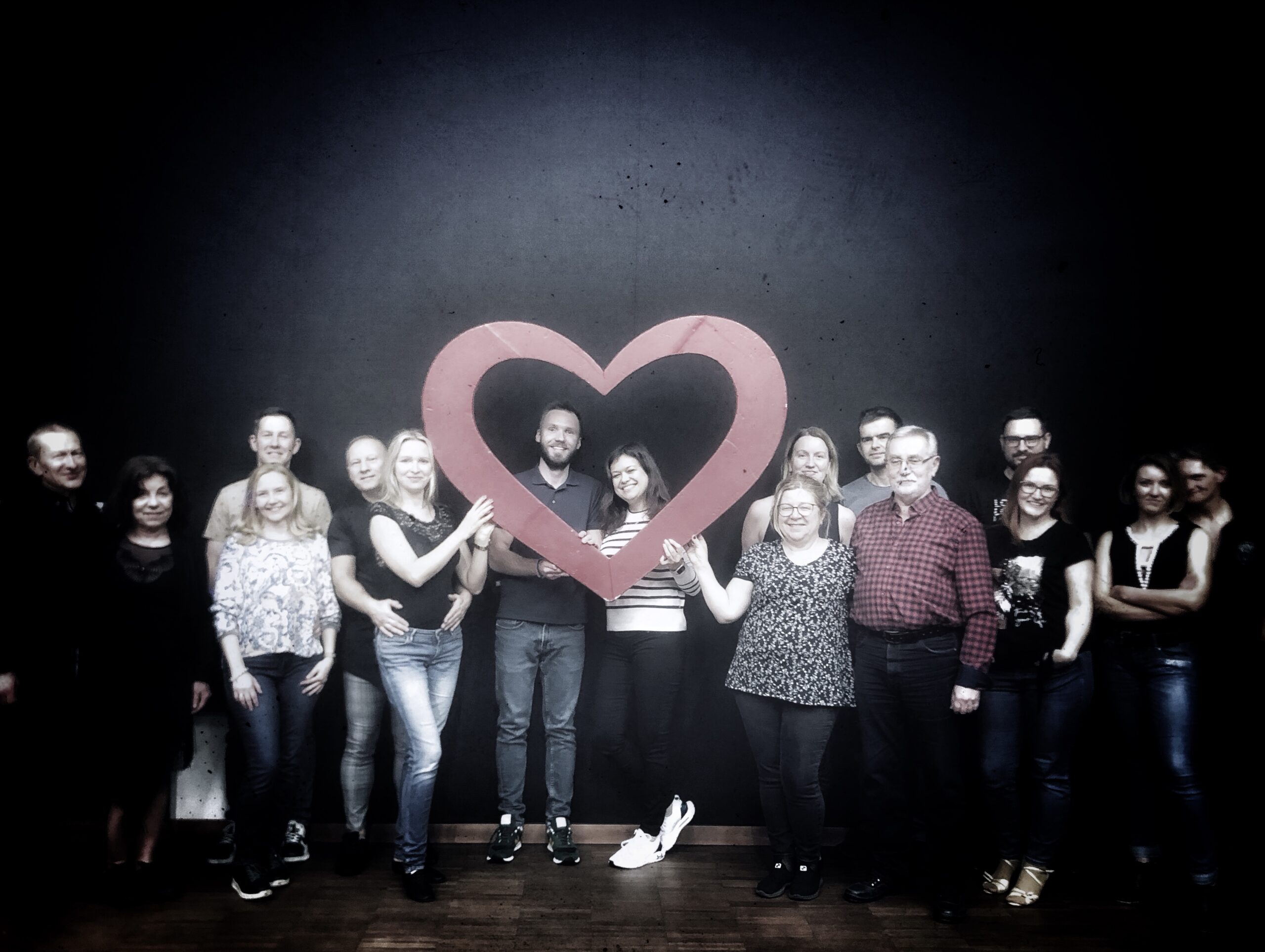 Uczestnicy Walentynkowej kizomby pozujący z ramką w kształce serca
