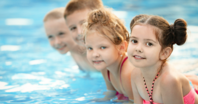 czwórka dzieci w basenie